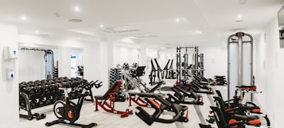 家长与孩子在家中客厅一起参与亲子健身课程，互动欢笑